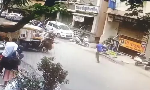 பைக் மோதி விபத்து- ஓட்டுனர் இன்றி சுழன்றடித்த ஆட்டோ: வீடியோ வைரல்