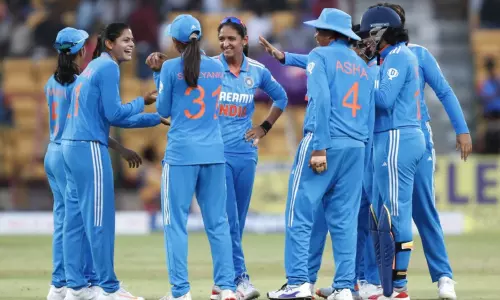 மந்தனா, ஷோபனா அபாரம்: முதல் ஒருநாள் போட்டியில் தென் ஆப்பிரிக்காவை வீழ்த்தியது இந்தியா