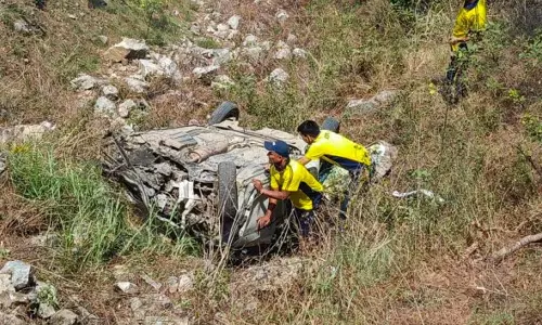 உத்தரகாண்ட் மாநிலத்தில் இரண்டு கார்கள் பள்ளத்தாக்கில் விழுந்து விபத்து- 5 பேர் பலி