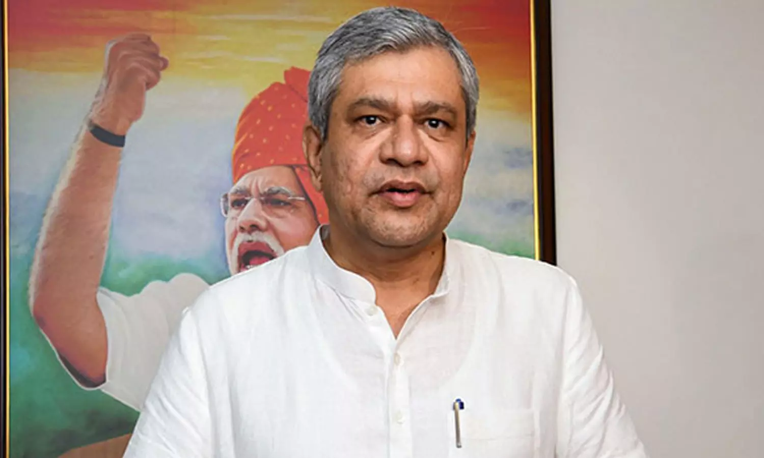 காஞ்சன்ஜங்கா எக்ஸ்பிரஸ் ரெயில் விபத்து நடந்த... ... மேற்கு வங்க ரெயில் விபத்து: பலியானோர் குடும்பத்திற்கு தலா ரூ.10 லட்சம் நிவாரணம்... லைவ் அப்டேட்ஸ்...