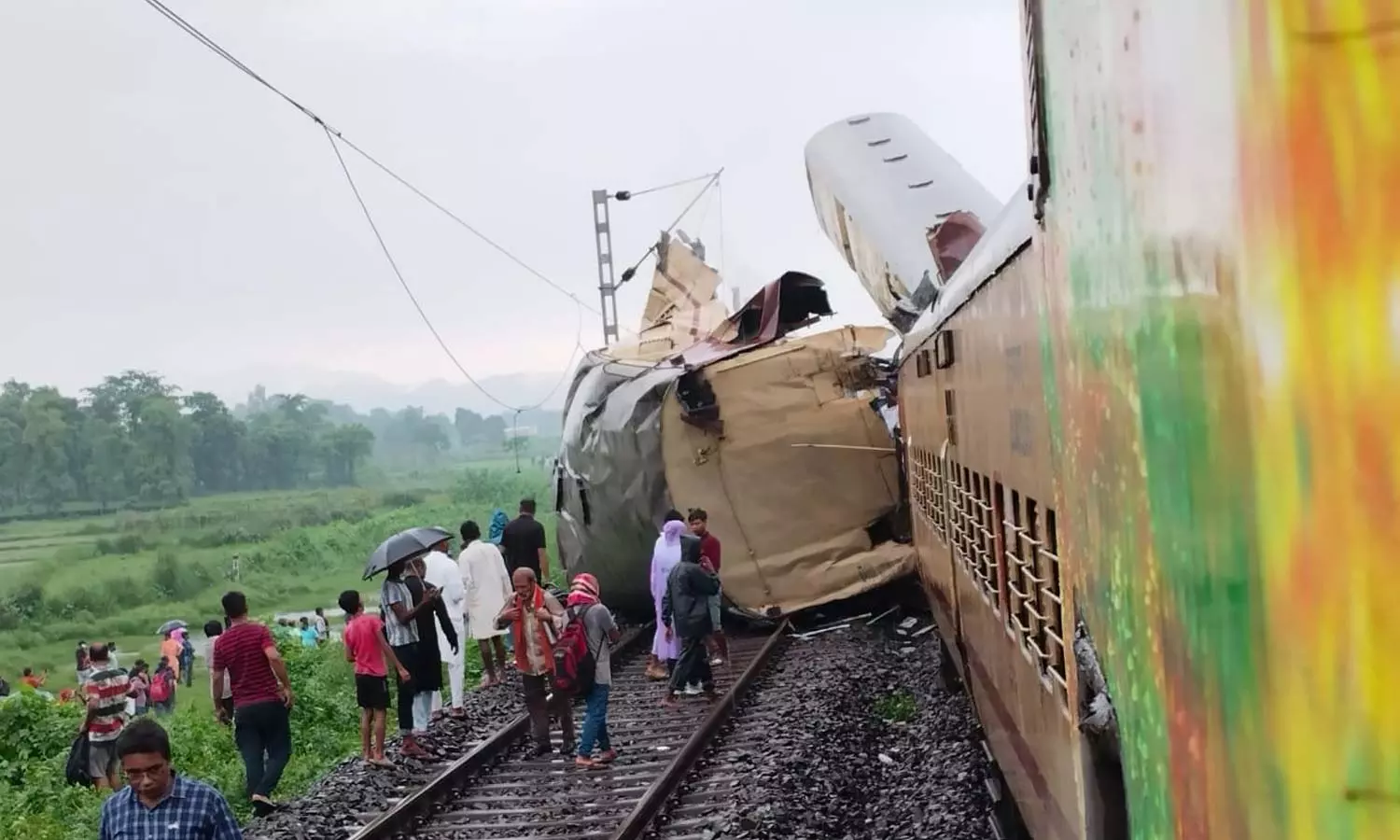 விரைவு ரெயில் மீது சரக்கு ரெயில் மோதிய விபத்தில்... ... மேற்கு வங்க ரெயில் விபத்து: பலியானோர் குடும்பத்திற்கு தலா ரூ.10 லட்சம் நிவாரணம்... லைவ் அப்டேட்ஸ்...