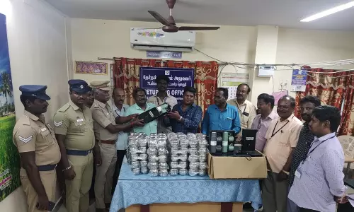 விக்கிரவாண்டி அருகே காரில் கொண்டு வந்த பரிசு பொருட்கள் பறிமுதல்