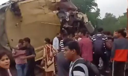 விரைவு ரெயில் மீது சரக்கு ரெயில் மோதி விபத்து