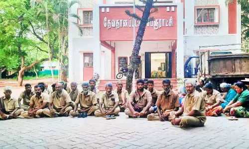 தேவதானப்பட்டி பேரூராட்சி அலுவலகத்தில் துப்புரவு பணியாளர்கள் உள்ளிருப்பு போராட்டம்