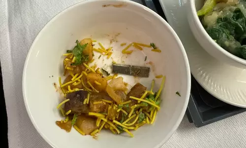 விமானத்தில் பயணிக்கு வழங்கப்பட்ட உணவில் பிளேடு- மன்னிப்பு கேட்ட ஏர் இந்தியா நிறுவனம்