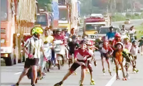 தேசிய நெடுஞ்சாலையில் ஆபத்தை உணராமல் ஸ்கேட்டிங்- போலீசார் வழக்குப்பதிவு