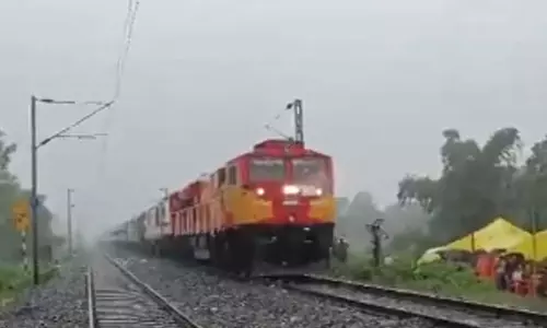 8 பேரை பலி கொண்ட விபத்து.. மீட்பு பணிகளை தொடர்ந்து மீண்டும் ரெயில் சேவை துவக்கம்