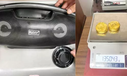 கொச்சி விமான நிலையத்தில் புளுடூத் ஸ்பீக்கரில் மறைத்து வைத்து ரூ.99 லட்சம் தங்கம் கடத்திய பயணி