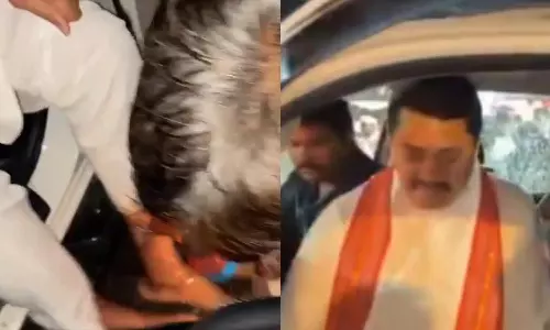 காங்கிரஸ் தலைவரின் காலை சுத்தம் செய்த கட்சி தொண்டர்: பாஜக கடும் விமர்சனம்