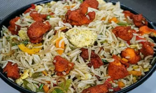 இரவில் வீட்டில் ஈஸி செய்யலாம்... சிக்கன் பிரைடு ரைஸ்...