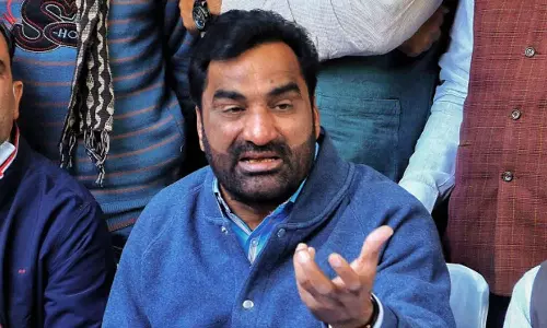 எம்.பி.யாகவும், எம்.எல்.ஏ.வாகவும் தொடர அனுமதிக்க வேண்டும்: இந்தியா கூட்டணி எம்.பி. வலியுறுத்தல்