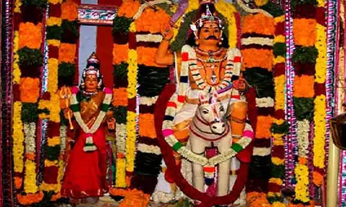 மாப்பிள்ளை அலங்காரத்தில் வீற்றிருக்கும் சுடலைமாடன்