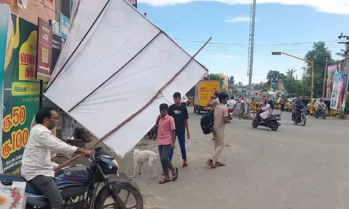 திருவள்ளூரில் விதிமுறை மீறி வைக்கப்படும் பேனர்களால் விபத்து அபாயம்