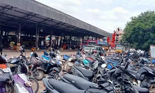 பூந்தமல்லி-திருவேற்காடு பஸ்நிலையத்தில் ஆக்கிரமித்து நிறுத்தப்படும் கார்-மோட்டார் சைக்கிள்கள்