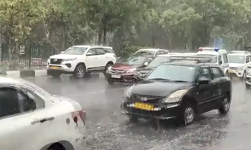 டெல்லியை திடீரென குளிர்வித்த மழை- மக்கள் மகிழ்ச்சி