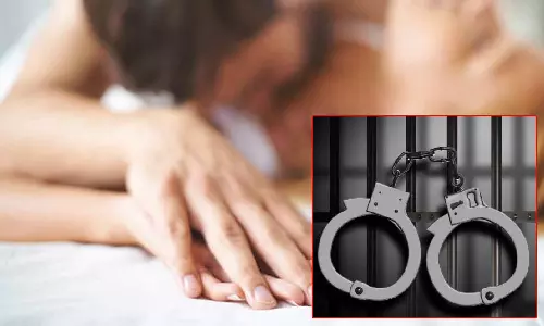 ஒரு நாள் சுகம், நிர்வாண படத்தால் ரூ. 4 கோடியை இழந்த வங்கி உயர்அதிகாரி: 108 முறை மிரட்டி பறித்த கில்லாடி பெண்