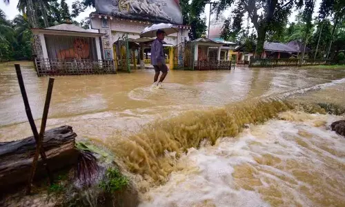 அசாமில் கடும் வெள்ளம்- 4 லட்சம் போ் பாதிப்பு