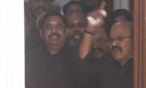 தமிழக சட்டசபையில் கடும் அமளி- வெளிநடப்பு செய்த அதிமுக