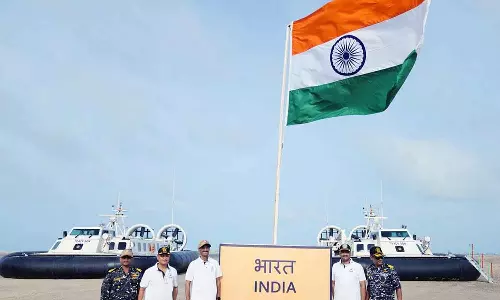 இந்திய-இலங்கை கடல் எல்லையில் மத்திய அமைச்சர் கப்பலில் சென்று ஆய்வு