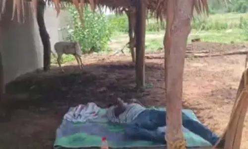 அரசு தொடக்கப்பள்ளி வகுப்பறையில் போதையில் உருண்ட ஆசிரியர்