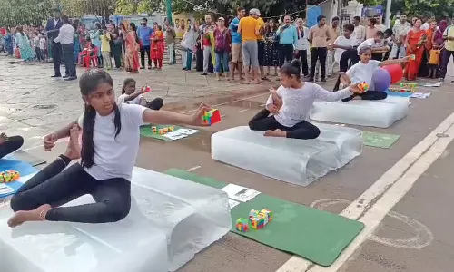 ஐஸ் கட்டி, ஆணிகள் மீது அமர்ந்து யோகாசனம் செய்த மாணவிகள்