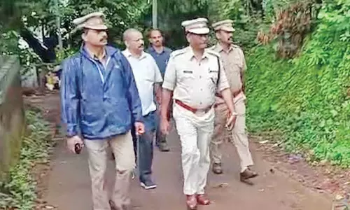 பாஜக-கம்யூனிஸ்டு கட்சியினர் மோதல் எதிரொலி: ஆளில்லாத வீடு, கட்டிடங்களில் போலீசார் வெடிகுண்டு சோதனை