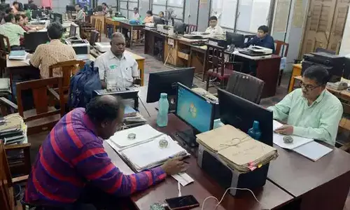 மத்திய அரசு ஊழியர்கள் காலை 9.15 மணிக்கு பணிக்கு வரவேண்டும்- இல்லையெனில் அரைநாள் விடுப்பு