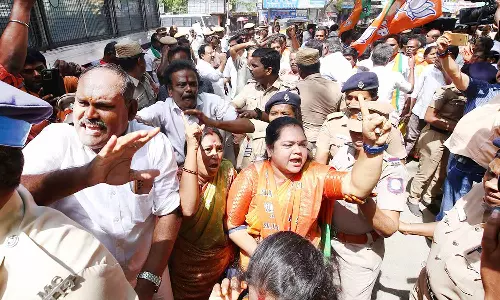 பா.ஜ.க.வினர் பாடை கட்டி போராட்டம்: போலீசாருடன் தள்ளுமுள்ளு- 300 பேர் கைது