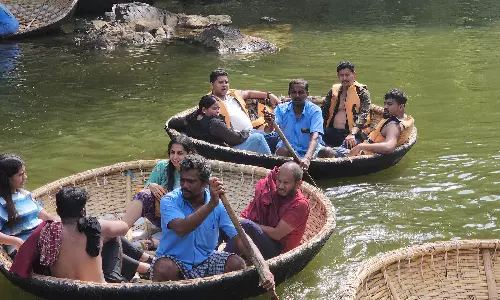 வார விடுமுறை நாளான இன்று ஒகேனக்கல்லுக்கு குவிந்த சுற்றுலாப் பயணிகள்