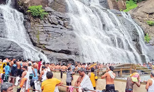 குளு குளு சீசன் காரணமாக குற்றாலத்தில் அலைமோதும் சுற்றுலா பயணிகள் கூட்டம்