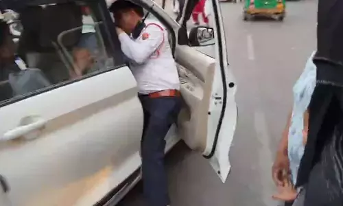 லைசென்ஸ் கேட்ட போலீசை காரோடு இழுத்து சென்ற மதுப்பிரியர் - வைரல் வீடியோ