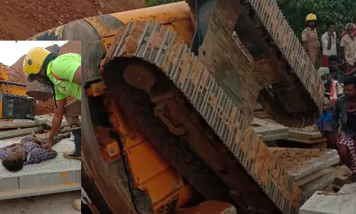 ரெயில்வே மேம்பால பணியின்போது பொக்லைன் கவிழ்ந்து டிரைவர் பலி