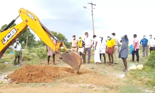 கள்ளச்சாராயம் குடித்து இறந்தவரின் உடல் தோண்டி எடுப்பு