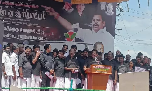 மு.க.ஸ்டாலின் பதவி விலக கோரி எடப்பாடி பழனிசாமி தலைமையில் அ.தி.மு.க.வினர் ஆர்ப்பாட்டம்