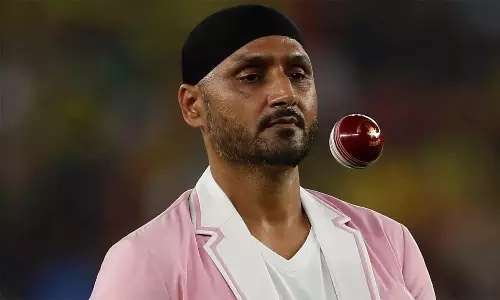 கஷ்டப்படும் குழந்தைகளின் படிப்புக்கு உதவி செய்கிறேன்- விமர்சித்தவருக்கு ஹர்பஜன் சிங் பதிலடி