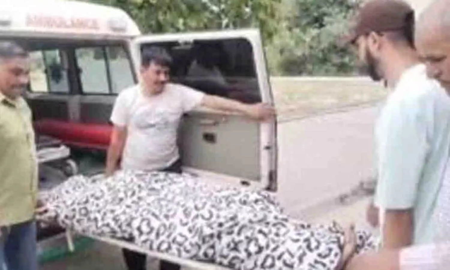 பெண் உடை அணிந்து தூக்கில் தொங்கிய விமான ஆணைய அதிகாரி