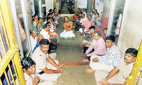 கடலூர் இன்ஸ்பெக்டர் உடல்நலம் பெற வேண்டி போலீசார் கோவிலில் கூட்டு பிரார்த்தனை