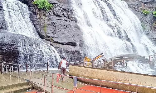 நீர் வரத்து அதிகரிப்பு: குற்றாலம் அருவிகளில் குளிக்க 2-வது நாளாக தடை