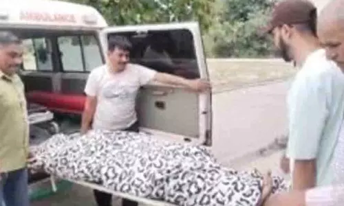 பெண் உடை அணிந்து தூக்கில் தொங்கிய விமான ஆணைய அதிகாரி