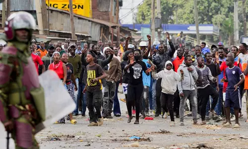 கென்யா போராட்டத்தில் பராக் ஒபாமா சகோதரி மீது தாக்குதல்