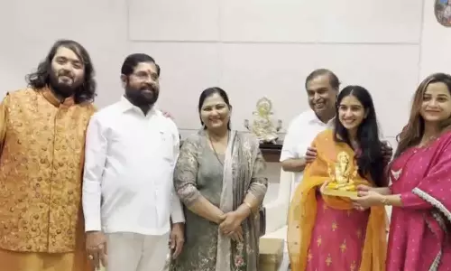 மகனின் திருமணம்.. மகாராஷ்டிரா முதல்வருக்கு நேரில் அழைப்பிதழ் வழங்கிய முகேஷ் அம்பானி