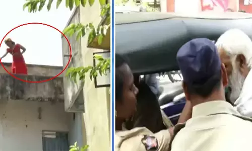 ஆந்திர துணை முதல்-மந்திரி பவன் கல்யாண் அலுவலகம் முன்பு இளம்பெண் தற்கொலை முயற்சி