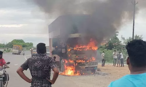 சென்னைக்கு சொகுசு கார்கள் ஏற்றி வந்த லாரியில் திடீர் தீ