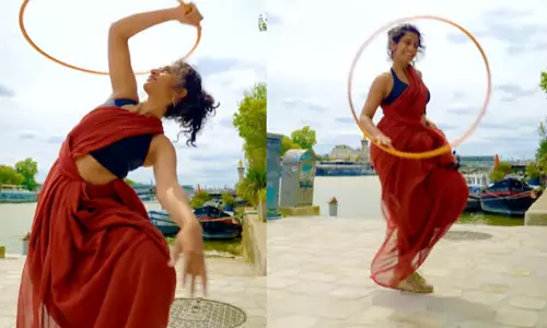 சேலை அணிந்து வளையங்களுடன் வித்தை காட்டிய இளம்பெண்- வீடியோ