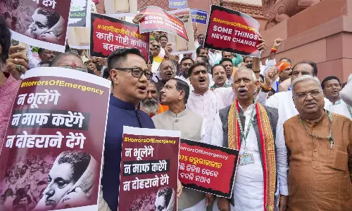 எமர்ஜென்சியை கண்டித்து  நாடாளுமன்ற வளாகத்தில் பாஜக எம்.பி.க்கள் போராட்டம்