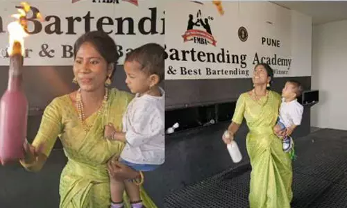 கையில் குழந்தையுடன் சாகசம் செய்யும் பெண்- வைரலாகும் வீடியோ