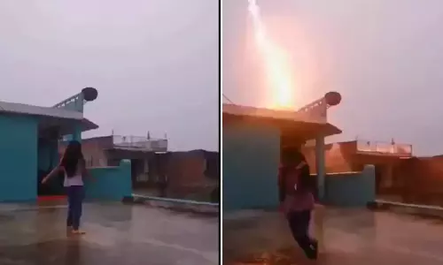 ரீல்ஸ் மோகம்.. மின்னலிடம் இருந்து ஜஸ்ட் மிஸ் ஆன சிறுமி - வீடியோ வைரல்