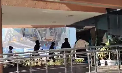 நீட் மோசடி விவகாரம்: என்டிஏ அலுவலகத்திற்குள் புகுந்த காங். மாணவ பிரிவினர்- உள்பக்கம் பூட்டியதால் பரபரப்பு