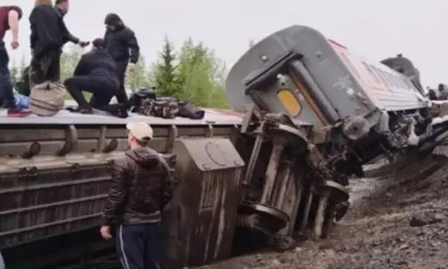 ரஷியாவில் பயணிகள் ரெயில் தடம் புரண்டு விபத்து- 70 பேர் படுகாயம்