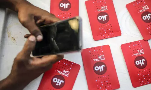 ரீசார்ஜ் கட்டணத்தை உயர்த்திய ஜியோ- அதிர்ச்சியில் வாடிக்கையாளர்கள்